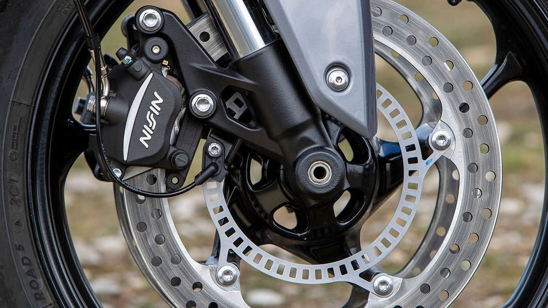 ABS, control de tracción y modos de conducción: qué tecnología necesitas para tu nueva moto.