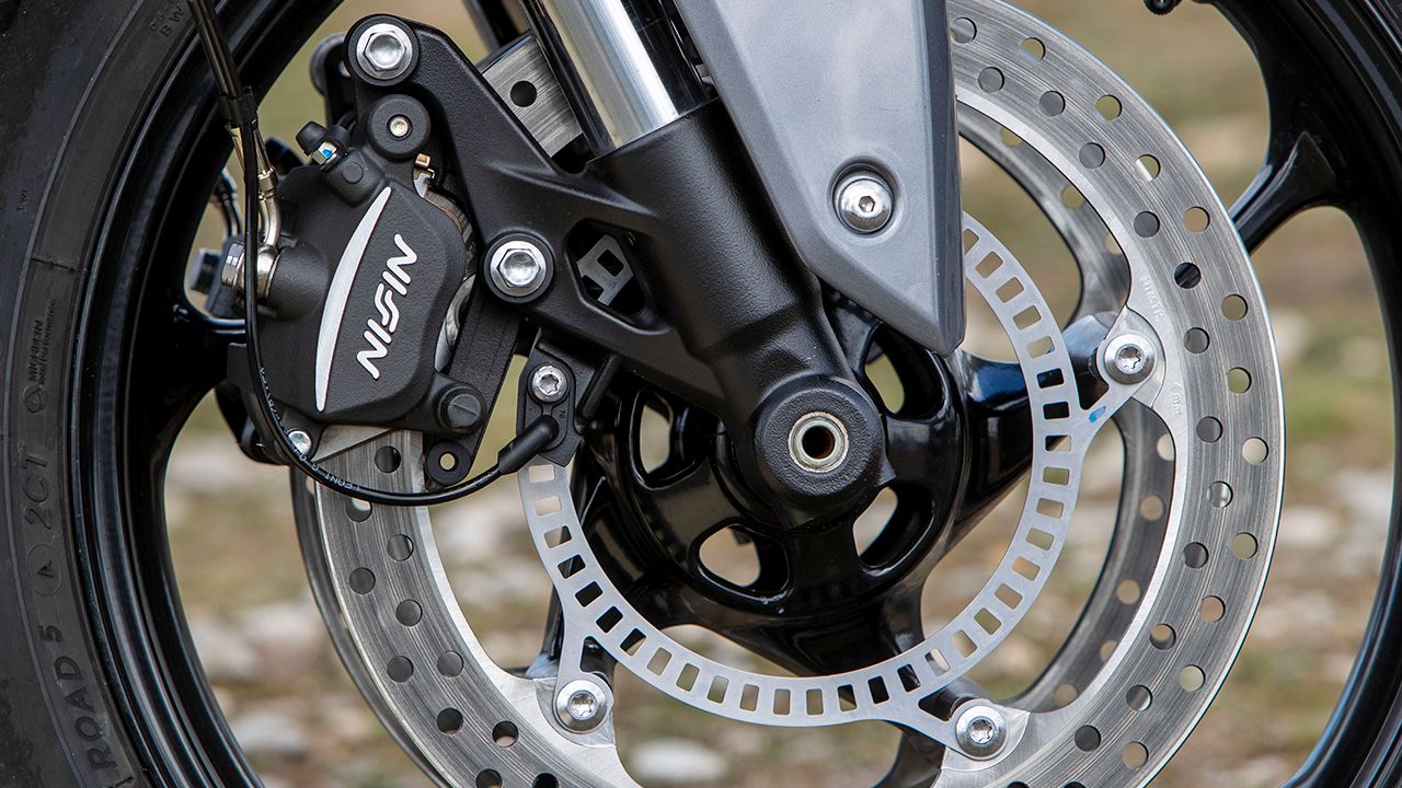 ABS, control de tracción y modos de conducción: qué tecnología necesitas para tu nueva moto.