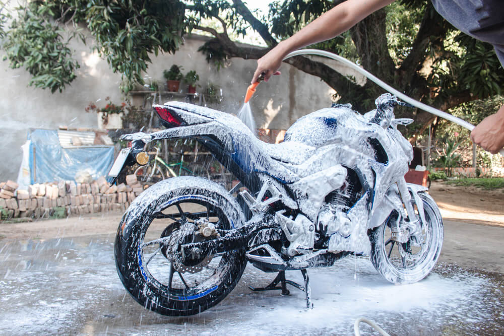 Cómo lavar tu moto nueva sin dañar la pintura ni la electrónica