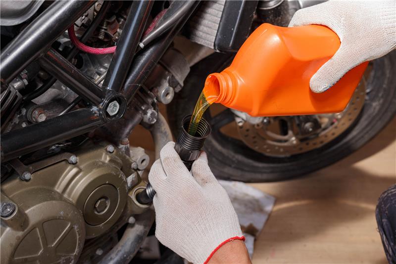 Cada cuánto cambiar el aceite de una moto y cómo saber cuándo toca